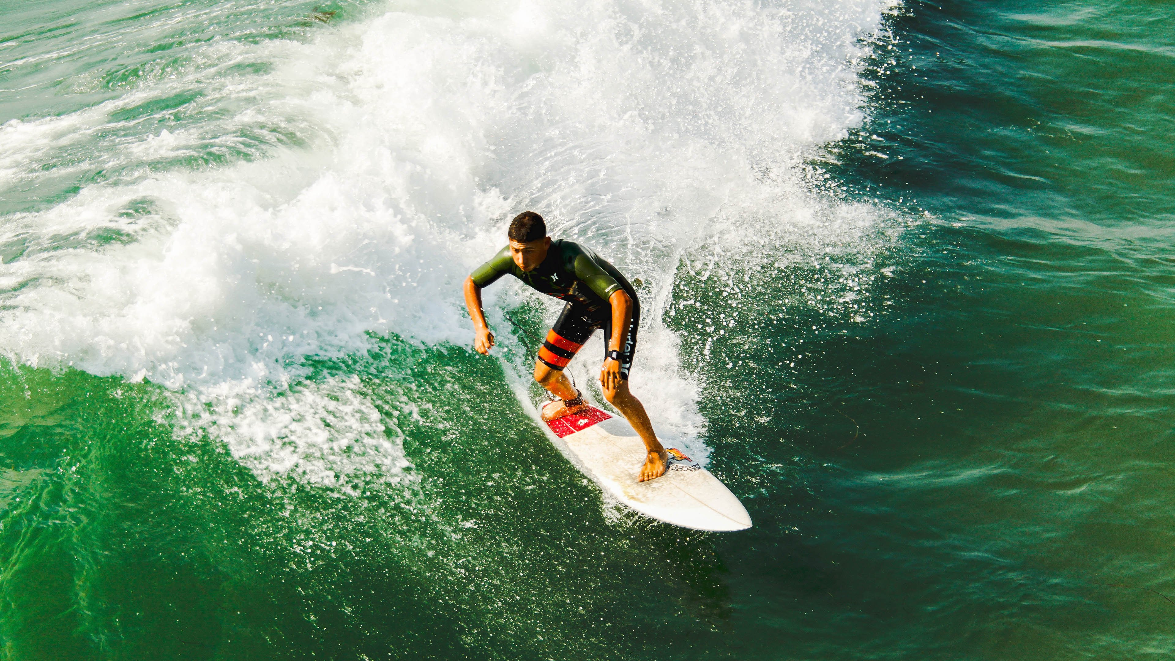欧冠赛场上的感人瞬间，球迷热泪盈眶，欧冠史上最经典的比赛
