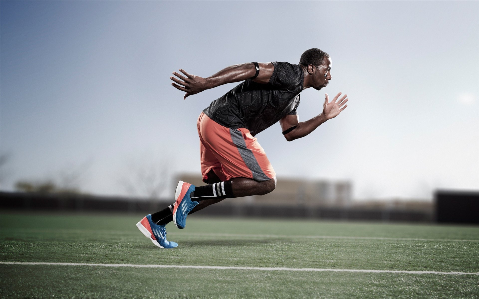 基:全黑队的“稳重后卫”,在防守上总能有效消除对方威胁